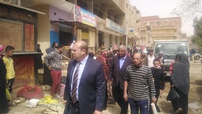 حملة مكثفة لرفع الباعة الجائلين من أكبر سوق أسبوعي بالجيزة (صور)