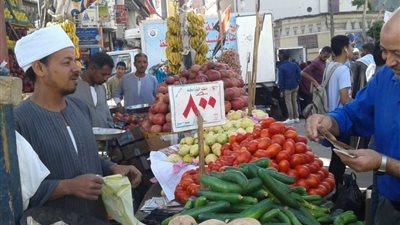 أول أيام الحظر.. إقبالا كثيفا للمواطنين على أسواق الإسماعيلية
