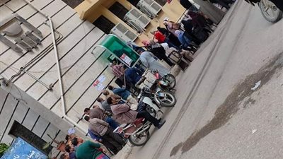 تكدس على ماكينات الصرف الآلي بالبحيرة في أول أيام الحظر (صور)