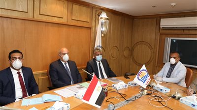 فرق متطوعين من شباب الهلال الأحمر للتقصي عن المخالطين لحالات إصابة بكورونا في قنا