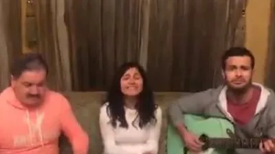 إدوارد يغني لكورونا مع أبناءه بعد فرض الحظر