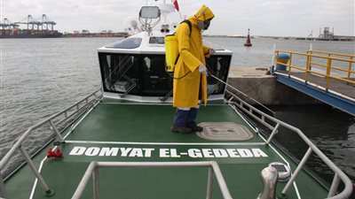 تعقيم ميناء دمياط ضد كورونا (صور)