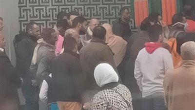 رغم تحذيرات كورونا.. زحام على ماكينات الصراف الألي بالإسكندرية (صور)