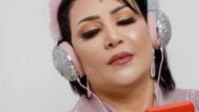 'بجلبية بيتي وكامل أناقتي نازلة أرمي الزبالة'.. بدرية طلبة تغازل جمهورها