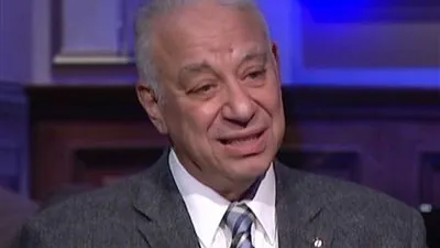 أستاذ أمراض صدرية: فيروس كورونا لا يدخل من الشعر أو الجلد