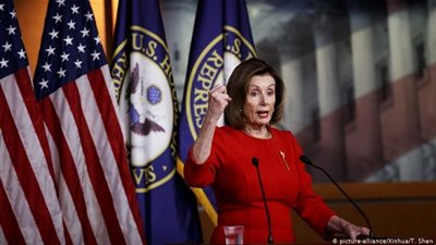 أول تعليق من بيلوسي على توقيع ترامب لقانون 