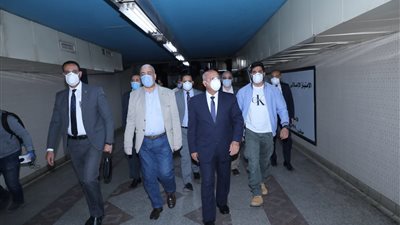 وزير النقل: دفع قطارات للمترو لاستيعاب تكدس ما قبل الحظر (صور)