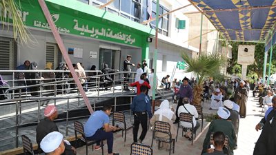 التزام مواطني قنا أمام القطاعات المصرفية والمكاتب الخدمية (صور)