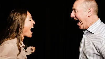 أبرزها الصوت العالي والمكياج.. أغرب 3 طرق لنقل كورونا