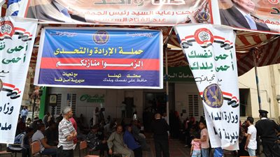 محافظ قنا: المواطنون ملتزمون بالتدابير الوقائية استجابة لقرارات الحكومة (صور)