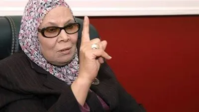 آمنة نصير: كورونا سيقضي على تبادل القبلات بين المصريين