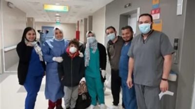 عايز أحضنك.. تصريحات مؤثرة لوالدة أول طفل متعافٍ من كورونا بمصر 