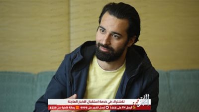 'بالمريلة الصفراء'.. أحمد حاتم يغازل جمهوره من داخل مطبخه