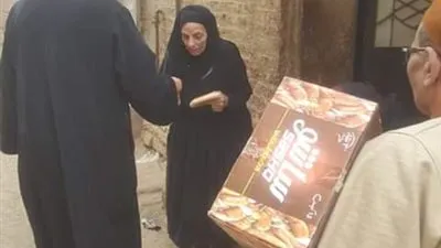 بعد غلق الكنائس.. قس يوزع القُربان على الأقباط في المنيا (صور)