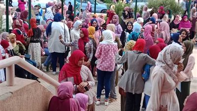 دكتورة جامعية تجبر الطلاب على النزول لشراء كتاب (فيديو)