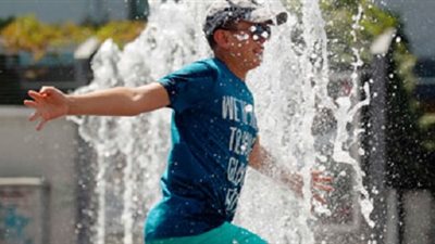 بعد تحذيرات الأرصاد.. تعرف على موعد تخفيف الملابس