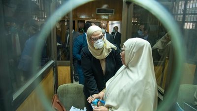 بالكمامة.. وزيرة التضامن تتابع انتظام صرف معاشات إبريل (صور)