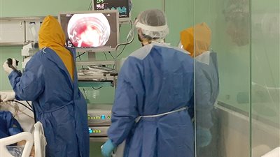 مصاب بالكورونا.. إنقاذ مريض قئ دموي بمستشفى عزل ١٥ مايو