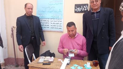 صرف المعاشات بمدارس الدقهلية (صور)