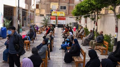 للوقاية من كورونا.. صرف معاشات إبريل داخل مدارس الإسكندرية (صور)