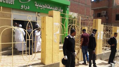 جولة مفاجئة لمحافظ أسوان على مكاتب البريد لمتابعة صرف المعاشات 