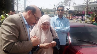 محافظ أسوان يتفقد صرف المعاشات في مكاتب البريد والمدارس