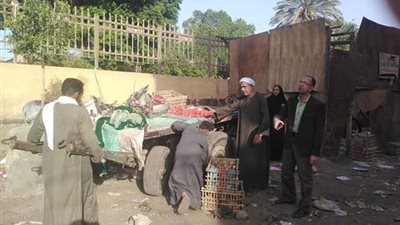 فض الأسواق الأسبوعية بالمنيا لمنع التجمعات (صور)