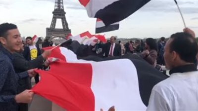   المصريون في فرنسا يتواصلون مع 
