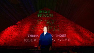 العناني يوجه رسالة تضامن للشعب الإيطالي من أمام الهرم الأكبر  