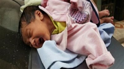  كشف ملابسات العثور على رضيع وسط القمامة بالعمرانية