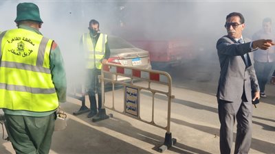 حي النزهة يواصل تطهير وتعقيم الشوارع لمنع تفشي كورونا (صور)