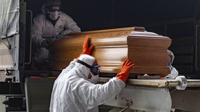 الأرقام الحقيقة أكبر من المعلنة.. كيف تحسب الوفيات الناجمة عن فيروس كورونا في أوروبا؟