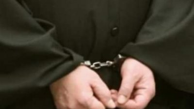 ضبط كاهن باليونان لفتحه كنيسة وإقامة الصلاة فيها مخالفا قرار الغلق