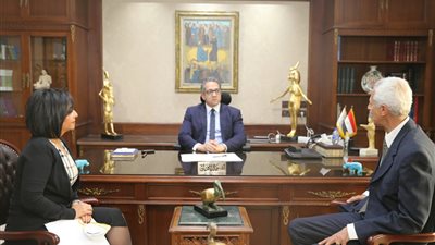 العناني يستقبل اثنين من المرشدين كانا على مركب كورونا الأقصر.. ويشكرهما لهذا السبب