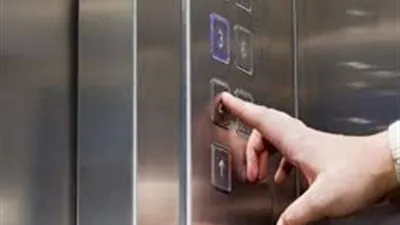 كيف أتصرف إذا أصيب أحد جيراني بكورونا؟.. تعرف على الطريقة الصحيحة