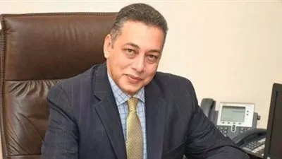 السفير المصري بالمغرب يرد على اتهامات نجل الفنان 