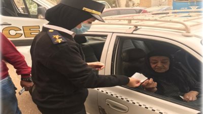 لفتة إنسانية.. الداخلية تساعد مسنة فى صرف معاشها