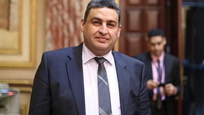 برلماني يطالب بتوعية المواطنين بخطورة التزاحم أمام ماكينات الصرف