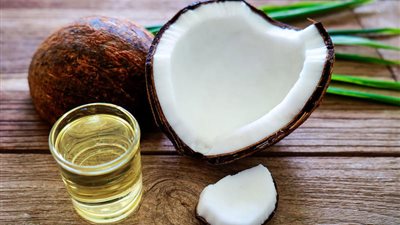 جربي خلطة زيت جوز الهند للعناية بشعرك في فترة العزل المنزلي 