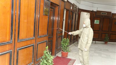 محافظ قنا: تعقيم مبنى المحافظة بسواعد رجال القوات المسلحة (فيديو وصور)