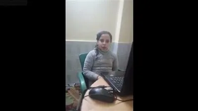 تلميذة تشرح لزملائها طريقة عمل البحث على الهواء وتحذر من المستغلين 