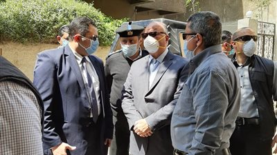 محافظ القاهرة يشهد إزالة عقار مخالف بحدائق القبة