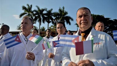 كوبا ترسل فرق طبية إلى إيطاليا وسط تفشي كورونا