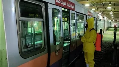 استمرار عمليات التعقيم بالسكة الحديد والمترو لمواجهة كورونا (صور)