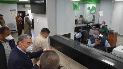 انتظام صرف منحة العمالة بمكاتب البريد وفروع البنك الزراعي بالمنيا