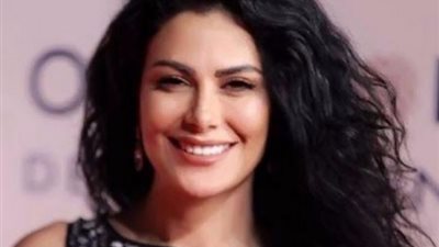 بكمامة وقفازات سوداء.. صبا مبارك في أحدث جلسة تصوير