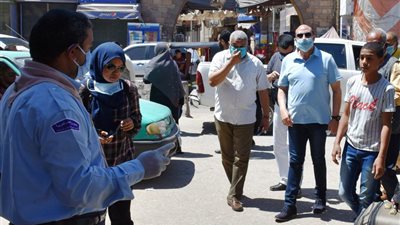 في جولة مفاجئة.. محافظ أسوان يتفقد السوق السياحى (صور)