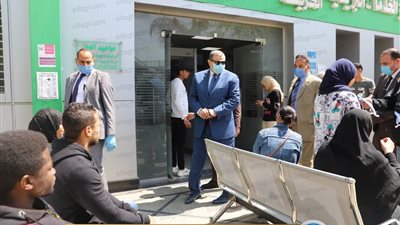 وزير القوى العاملة يتابع صرف منحة الـ 500 جنيه بمكاتب البريد (صور)