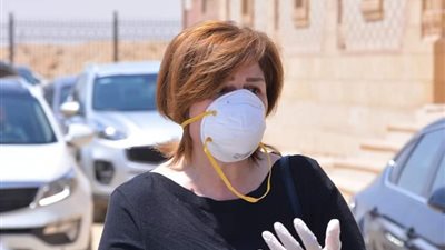 مشادات في جنازة والدة الفنانة دنيا عبدالعزيز فما السبب؟ 