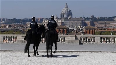 إيطاليا تستعد لإعادة فتح المحلات غداً بعد هدوء نسبي بشأن 